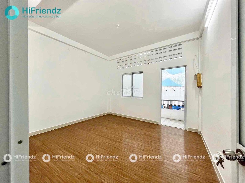 We're renting three super-scal bedrooms right in the heart of District 5.