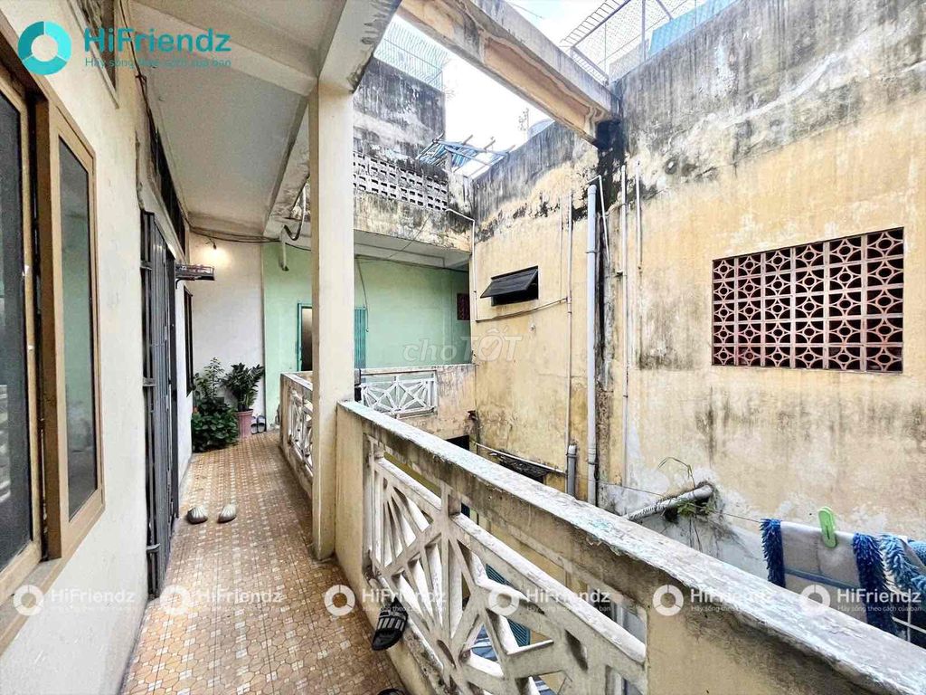 We're renting three super-scal bedrooms right in the heart of District 5.