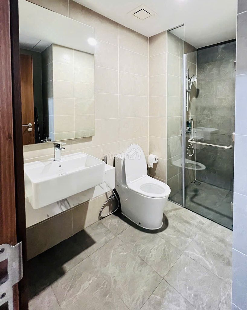 Get two bedrooms, two. An Dương Vương.68m2. Beautiful Lung Royal View Chill.