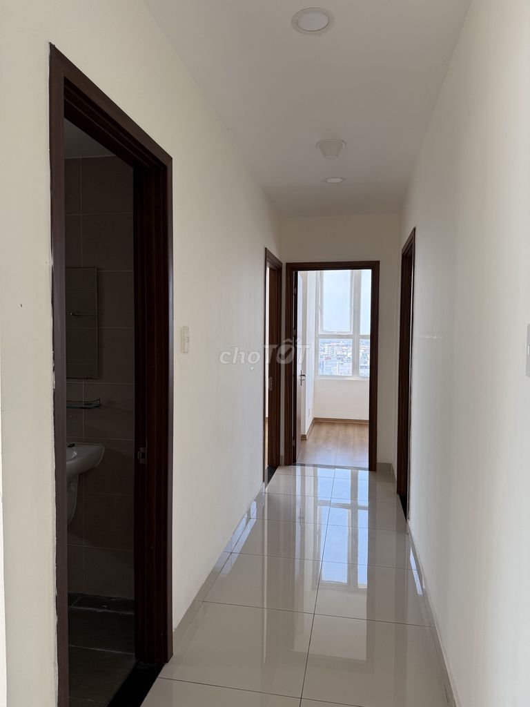 Rent Western Capital apartment 3 bedrooms 2 corner pool view