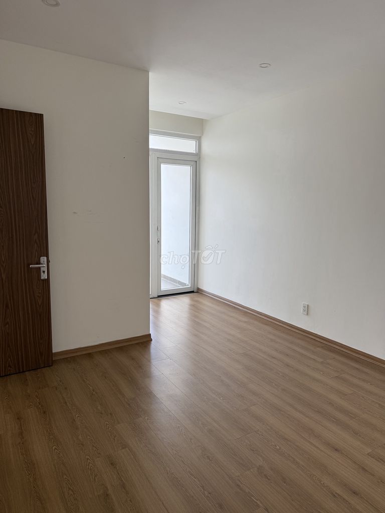 Rent Western Capital apartment 3 bedrooms 2 corner pool view