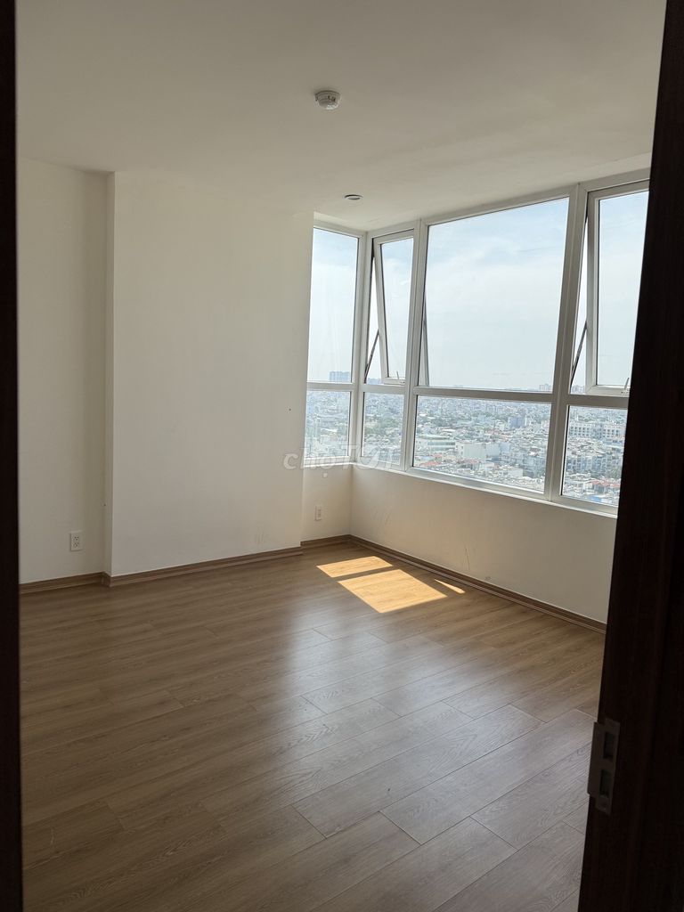 Rent Western Capital apartment 3 bedrooms 2 corner pool view