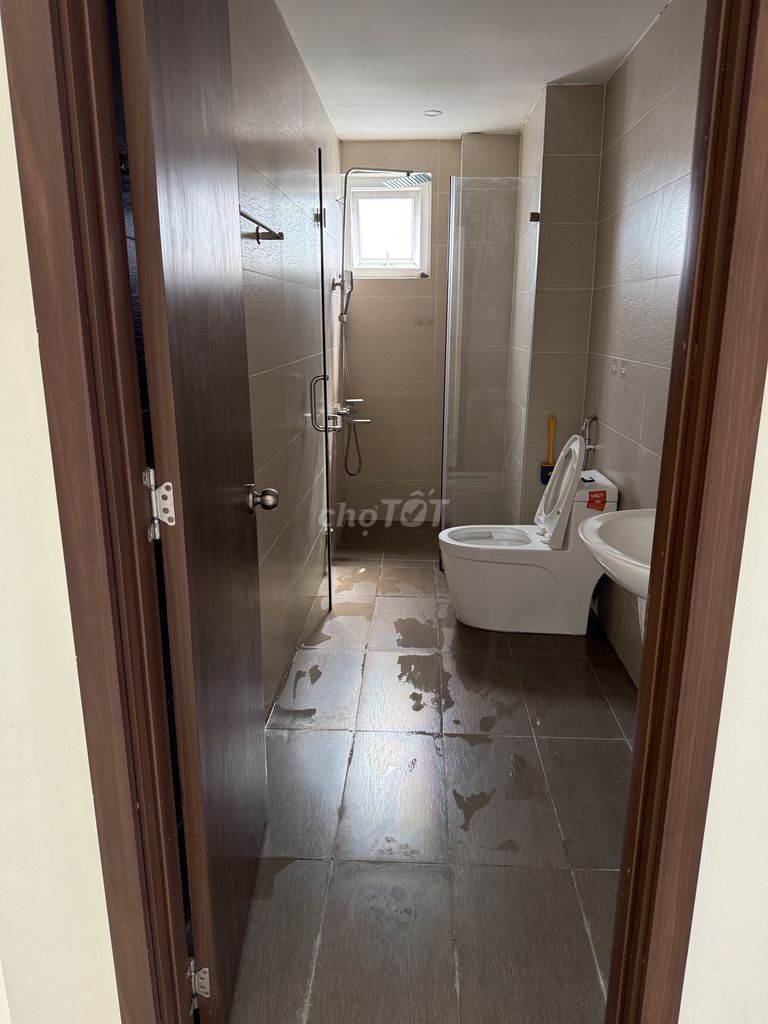 Rent Western Capital apartment 3 bedrooms 2 corner pool view