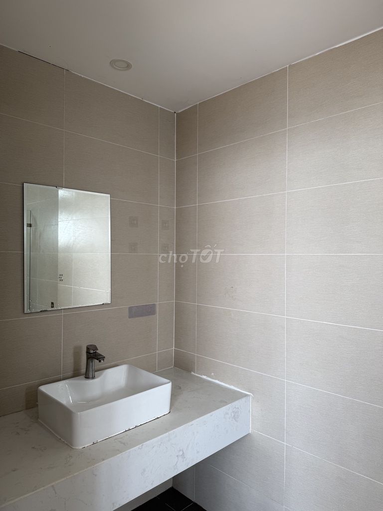 Rent Western Capital apartment 3 bedrooms 2 corner pool view