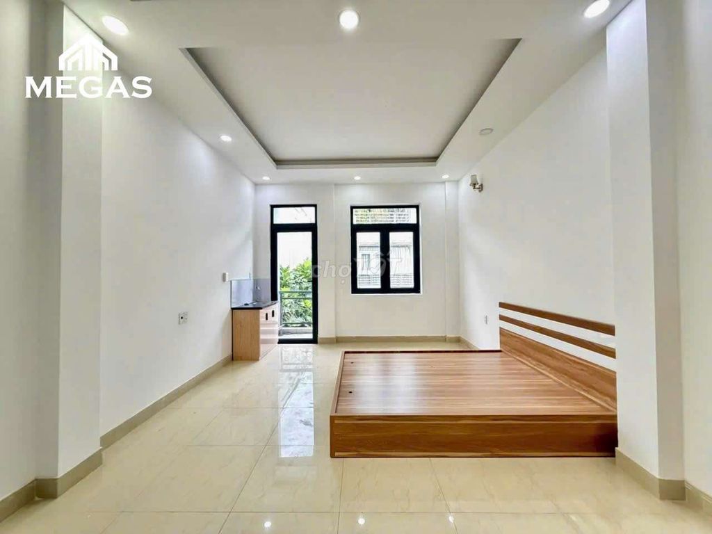 The balcony studio is empty at super-beautiful prices - full interior