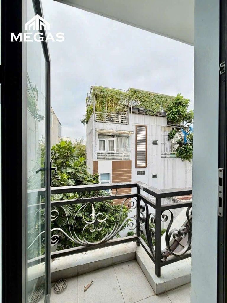 The balcony studio is empty at super-beautiful prices - full interior