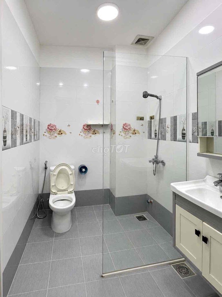 The 1st Bedroom, Private Wash Office, just off the 5th District, near the Big Market.