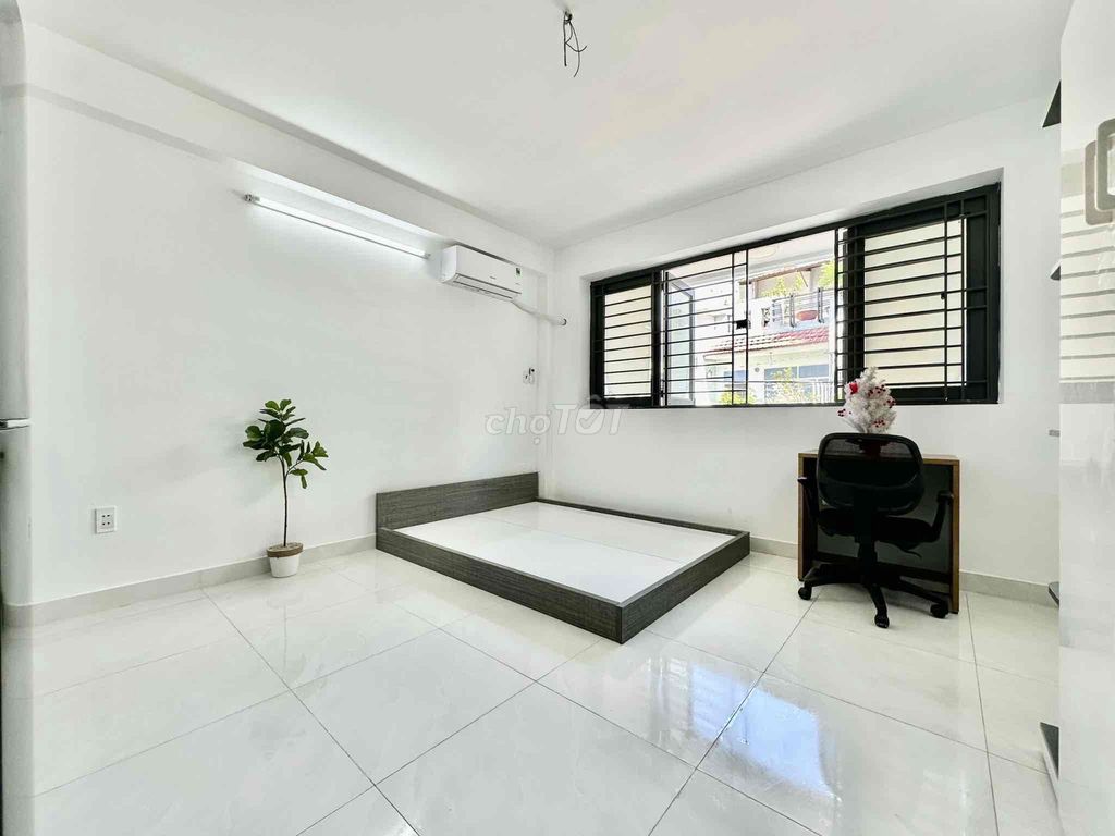 renting the studio apartment of a super cool window, near the shower dress - university vhu