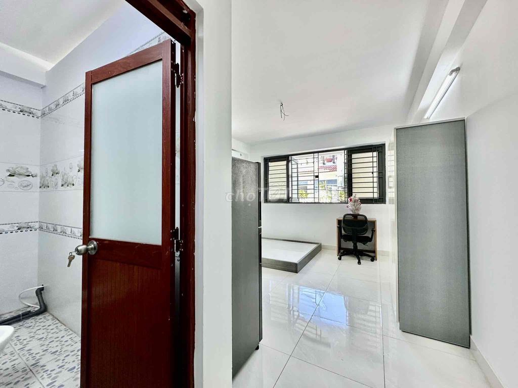 renting the studio apartment of a super cool window, near the shower dress - university vhu