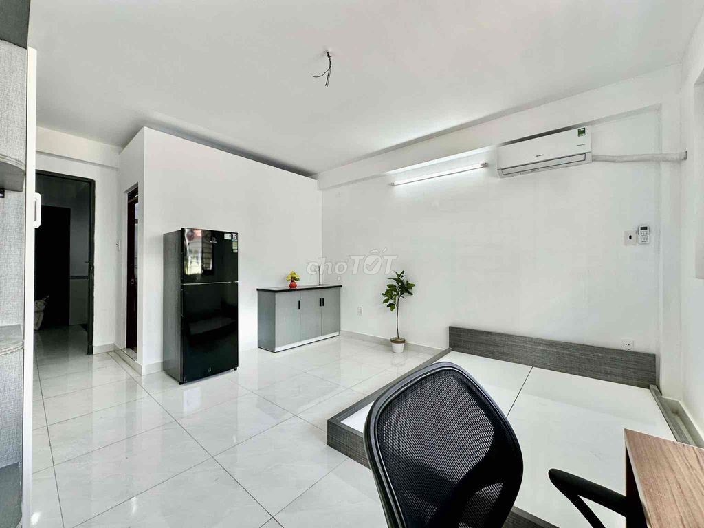 renting the studio apartment of a super cool window, near the shower dress - university vhu