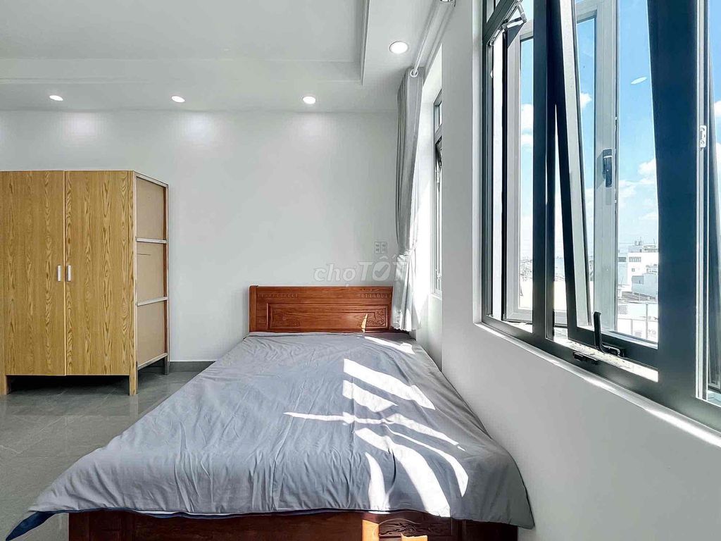 open window studio near the commercial university - Lê Trọng Tấn