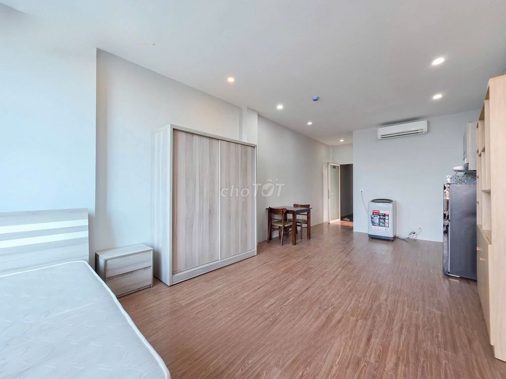 House 1 balcony bedroom, room wide, empty washing machine in the middle of District 7