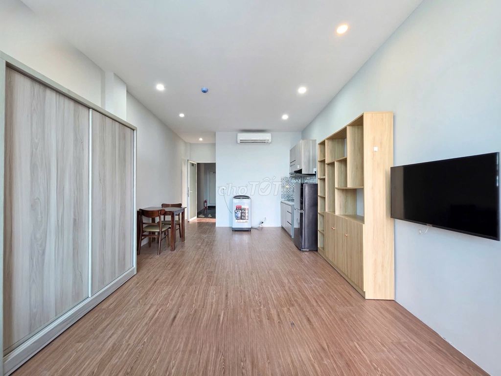 House 1 balcony bedroom, room wide, empty washing machine in the middle of District 7