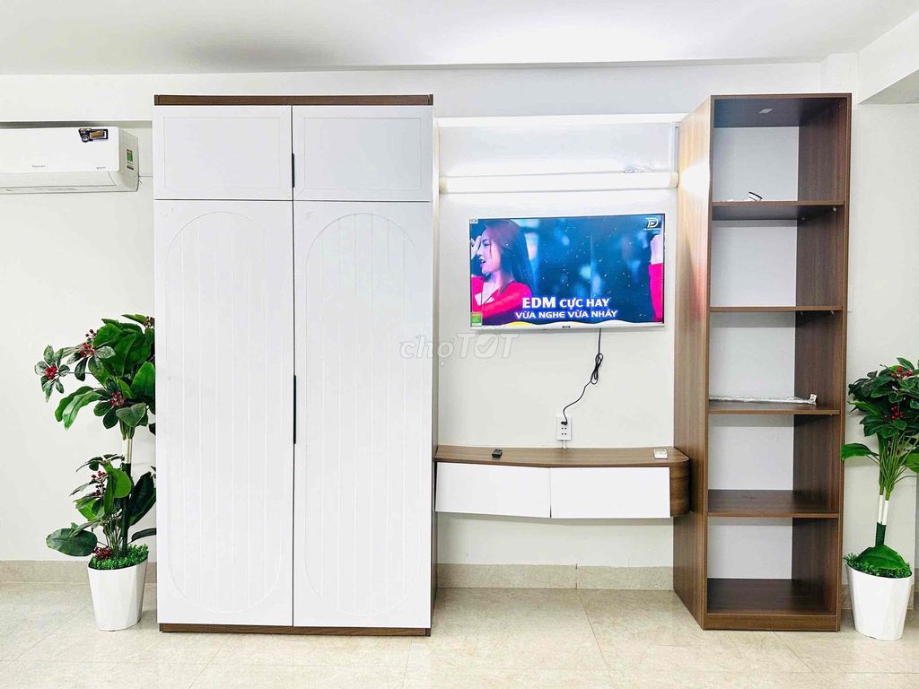 The studio has a clean, secure elevator at the airport.