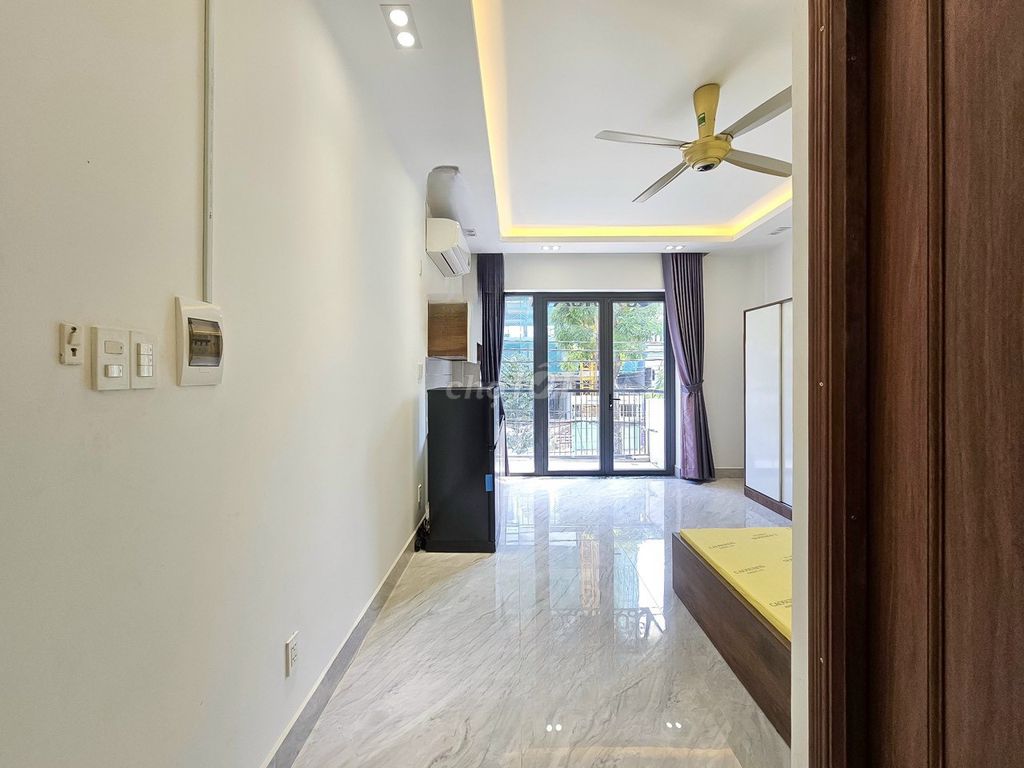 The apartment has balconies, windows, large rooms, enough furniture right here in District 7