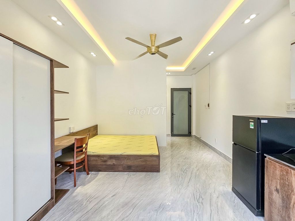 The apartment has balconies, windows, large rooms, enough furniture right here in District 7