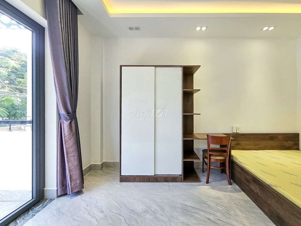 The apartment has balconies, windows, large rooms, enough furniture right here in District 7