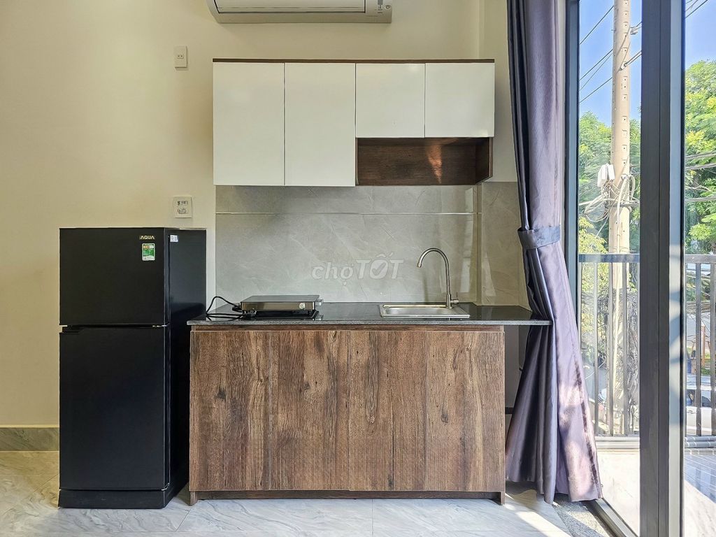 The apartment has balconies, windows, large rooms, enough furniture right here in District 7