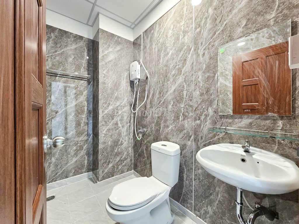 The apartment has balconies, windows, large rooms, enough furniture right here in District 7
