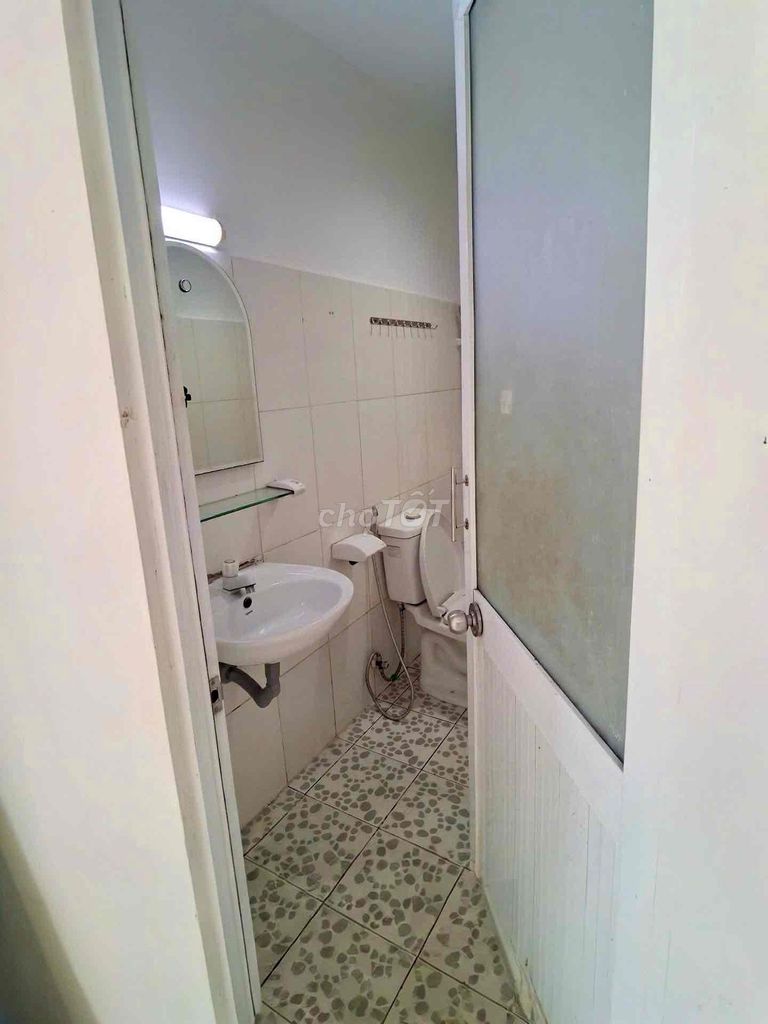 The owner rented the two bedrooms, two toilets. Look at the house now.