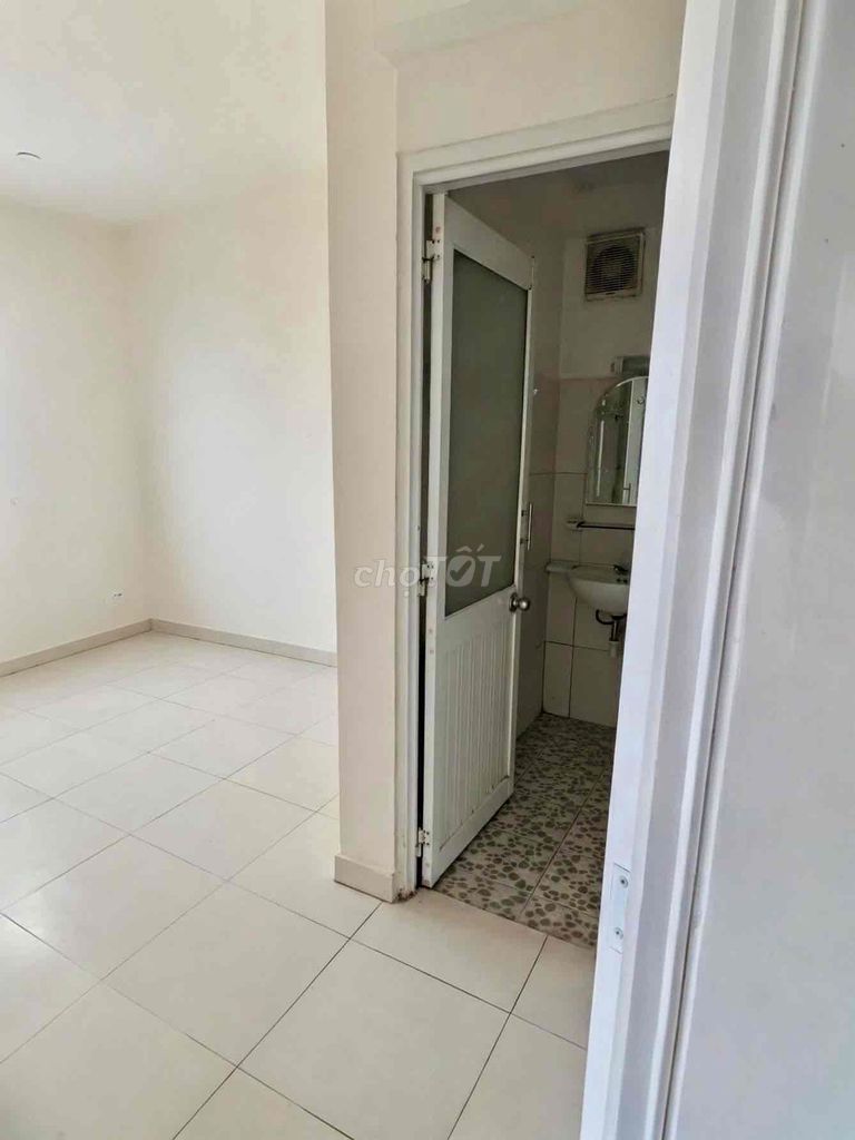 The owner rented the two bedrooms, two toilets. Look at the house now.