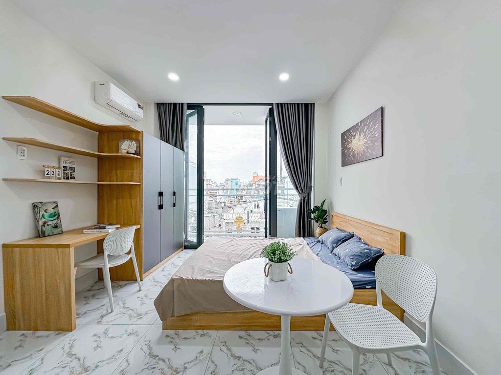 The balcony studio is full of furniture right ontte Nguyễn Thị Thập.