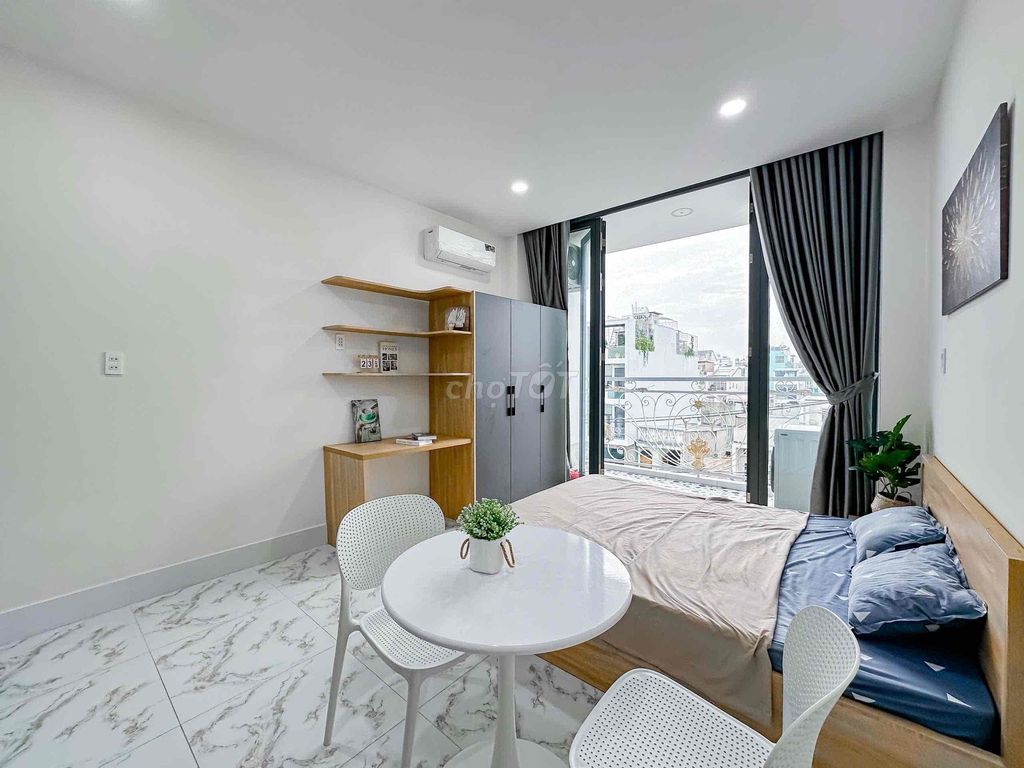 The balcony studio is full of furniture right ontte Nguyễn Thị Thập.