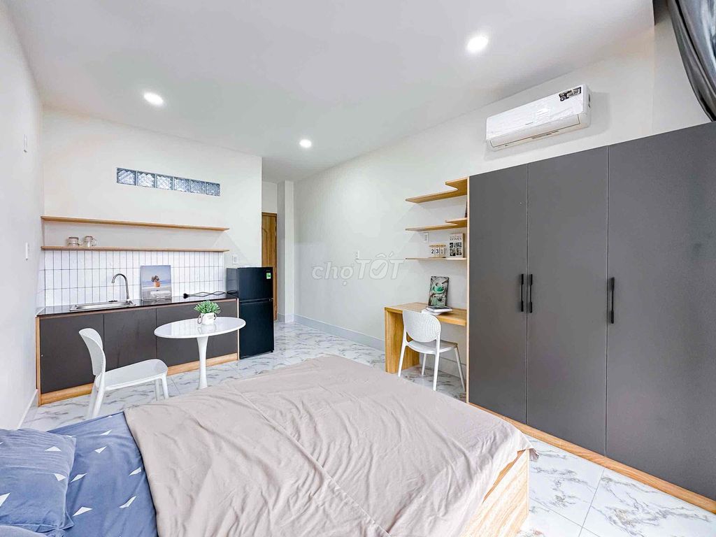 The balcony studio is full of furniture right ontte Nguyễn Thị Thập.