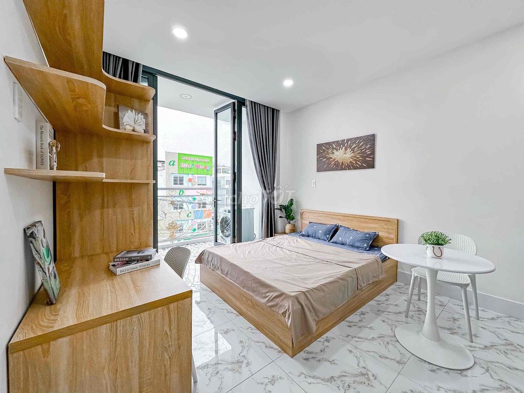 The balcony studio is full of furniture right ontte Nguyễn Thị Thập.
