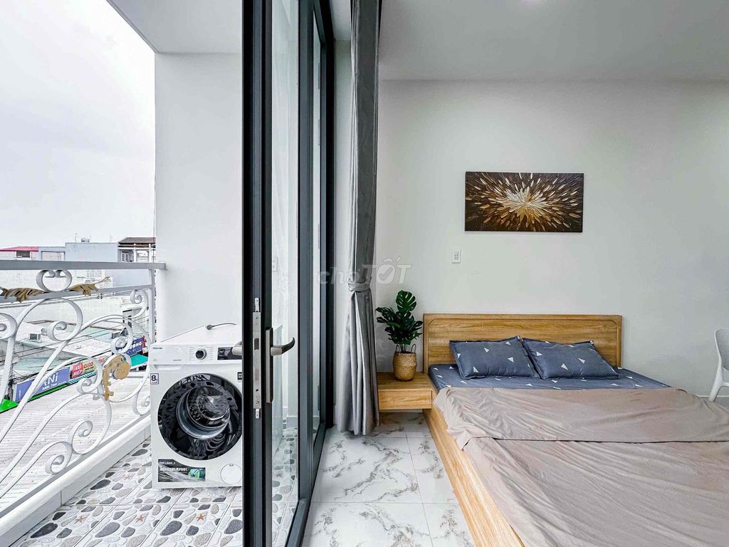 The balcony studio is full of furniture right ontte Nguyễn Thị Thập.