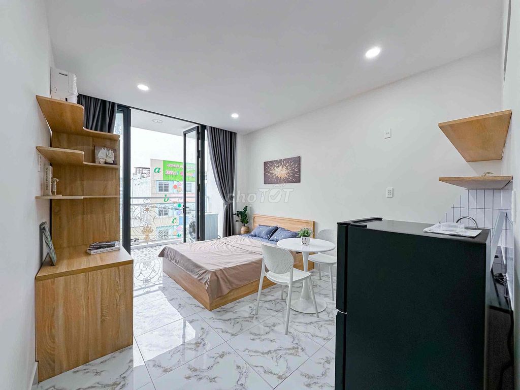 The balcony studio is full of furniture right ontte Nguyễn Thị Thập.