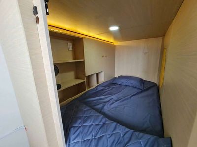 Sleepbox open at District 10, bids from 1 million and a half.