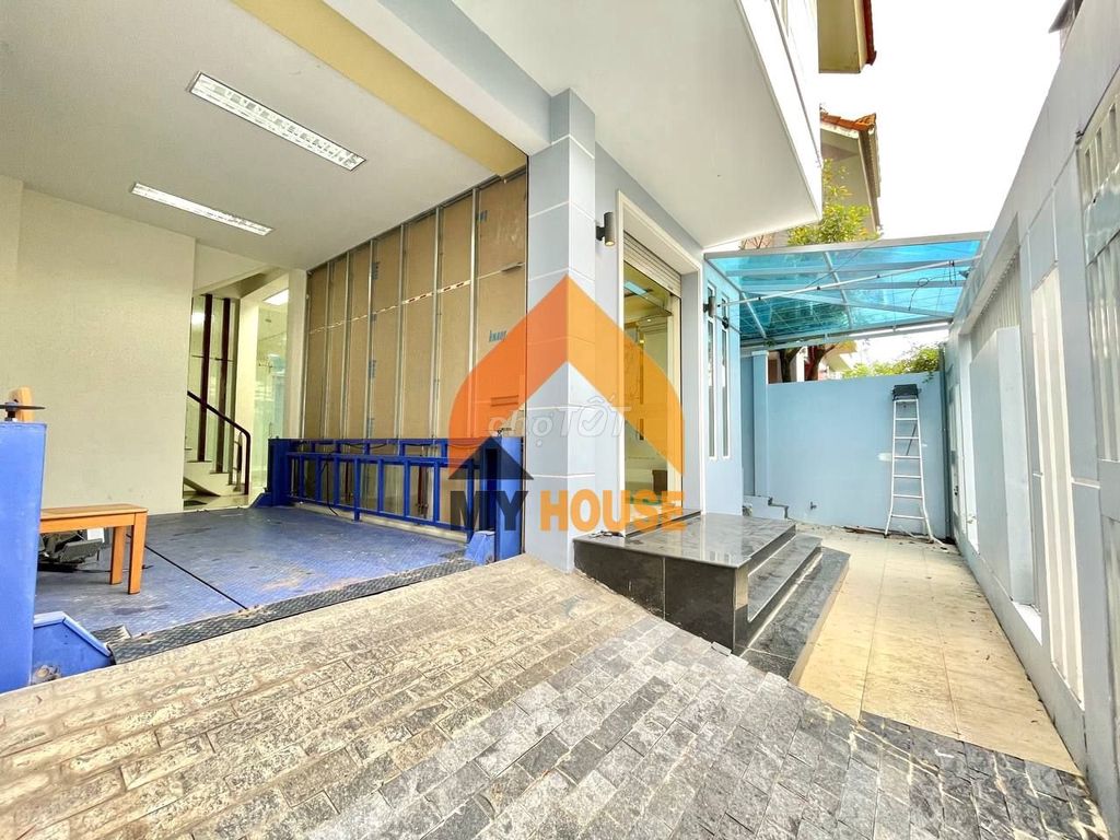 The villa has a vault right behind the bars. 12 X20 at 45 million.