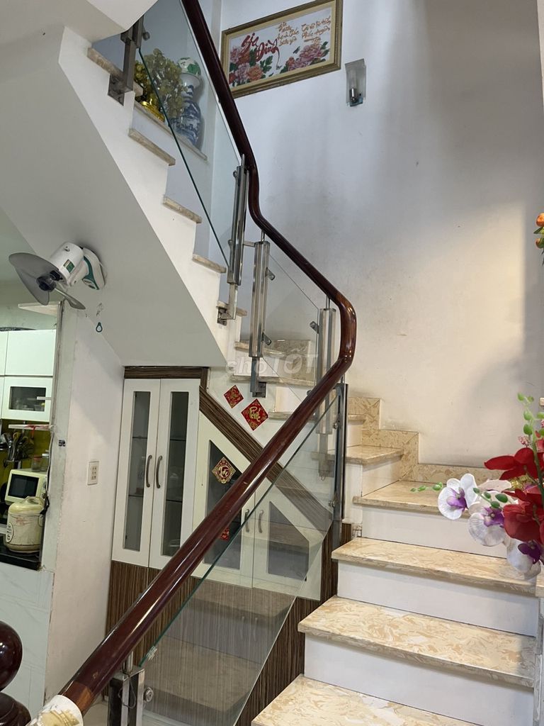 Four beautiful floors, four meters x 16 meters, three bedrooms, four toilets. One street, Ping Fu