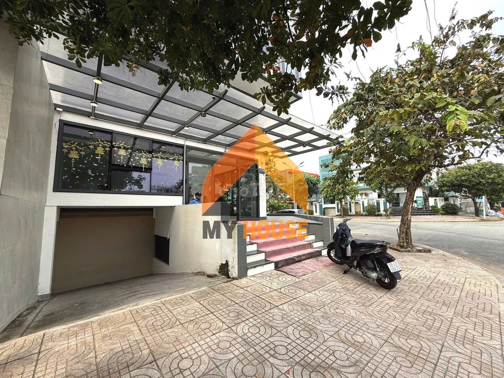 Top of the county. Two floor office offices all 450 meters elevators.