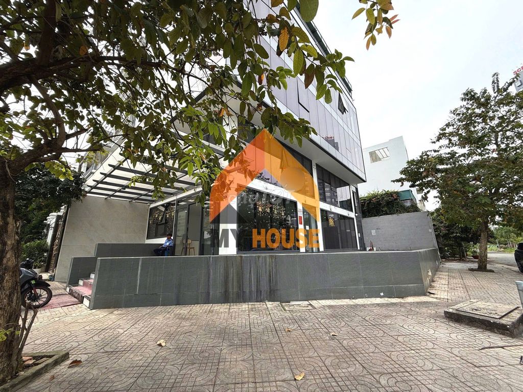 Top of the county. Two floor office offices all 450 meters elevators.