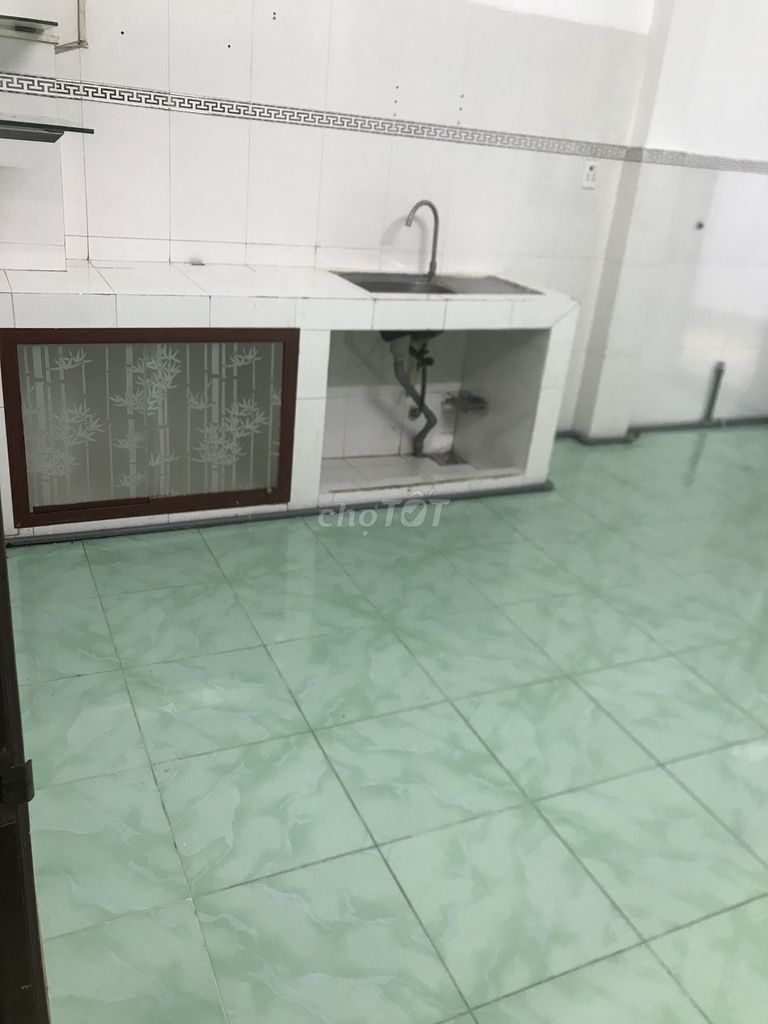 Three floors a way, four feet, four bedrooms, three toilets, three parks B.