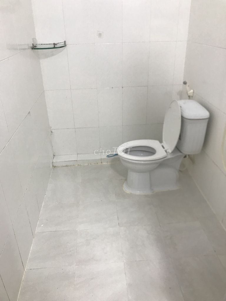 Three floors a way, four feet, four bedrooms, three toilets, three parks B.