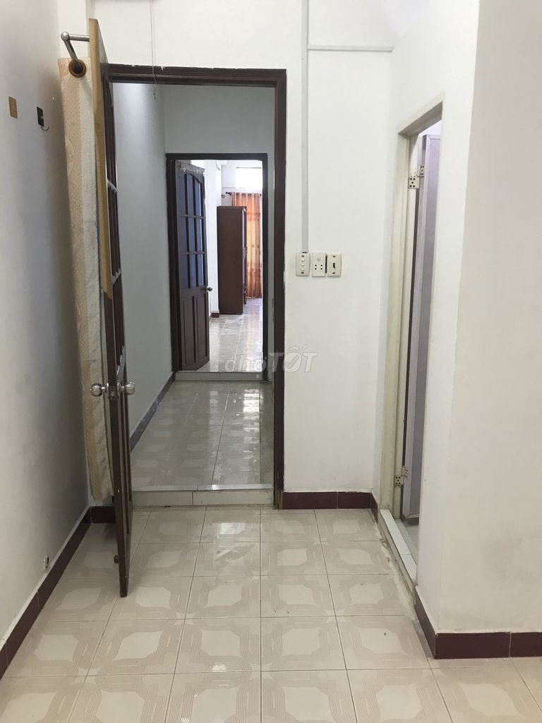 Three floors a way, four feet, four bedrooms, three toilets, three parks B.