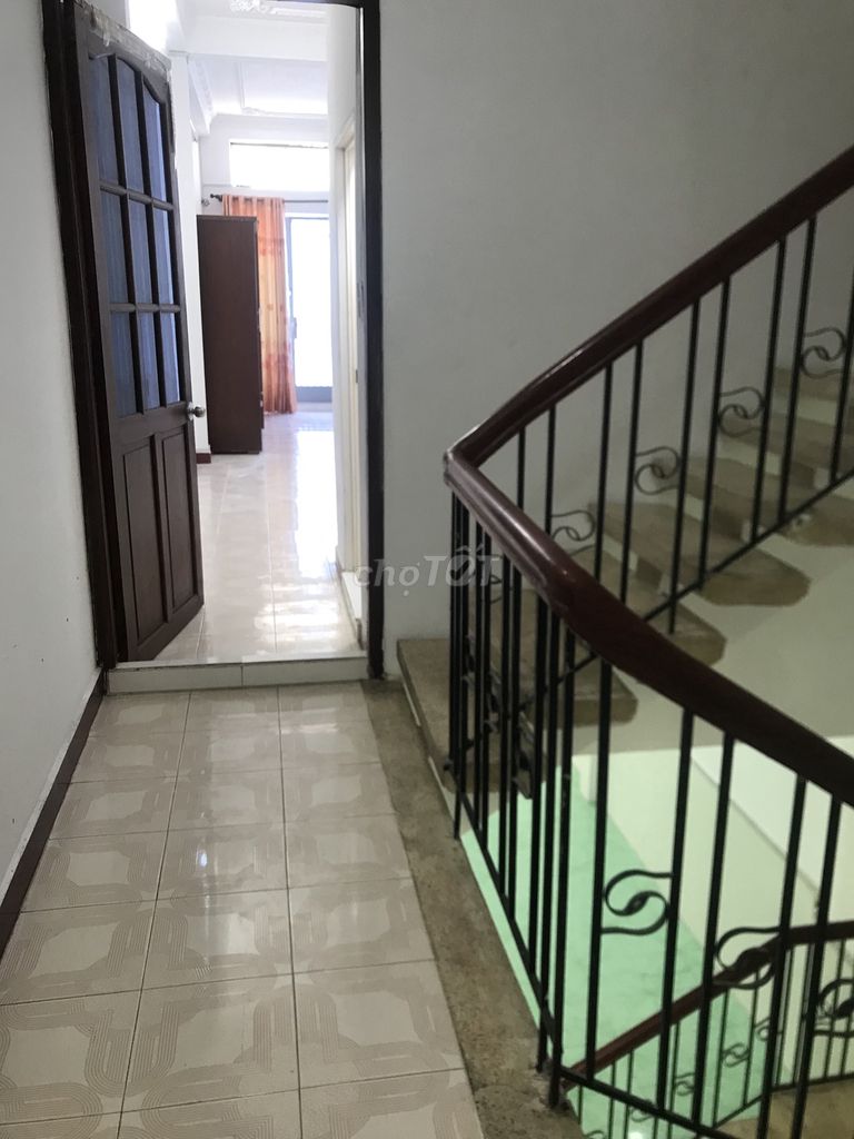 Three floors a way, four feet, four bedrooms, three toilets, three parks B.