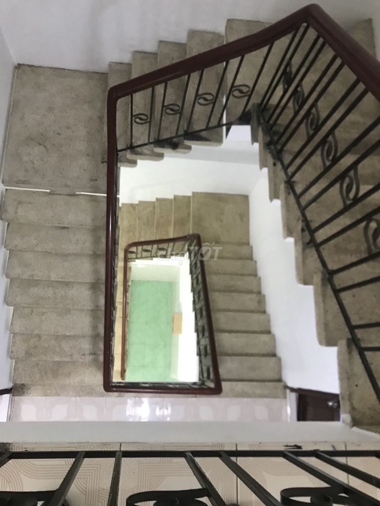 Three floors a way, four feet, four bedrooms, three toilets, three parks B.