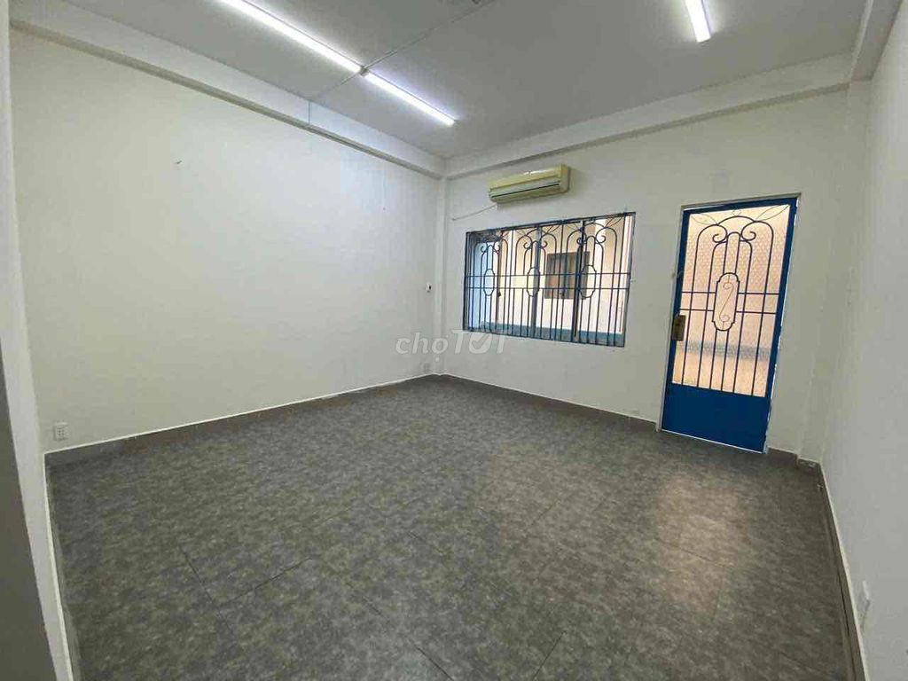 Rent an alleyhouse 585/ Sư Vạn Hạnh District 10