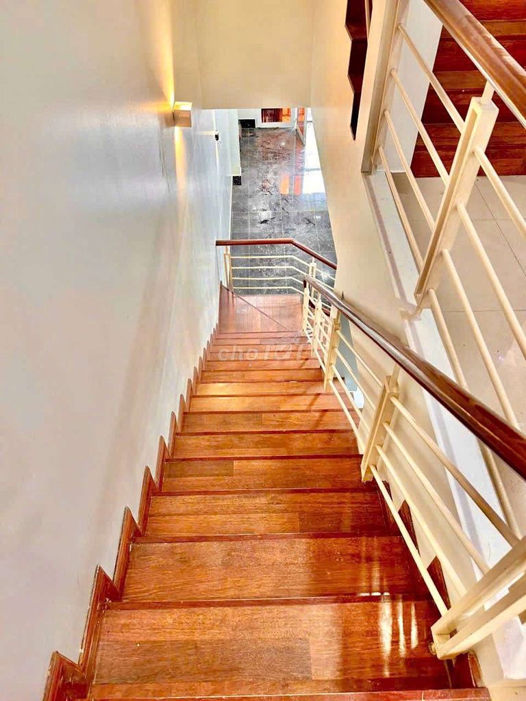 Rent 5 x 20 meters, 3 floors of 10 meters of rockets.