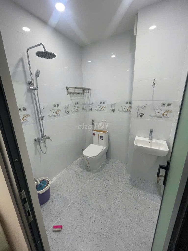 Three floors in front of Hồng Bàng, beautiful new building, four meters x 18 meters, three bedrooms, three toilets.