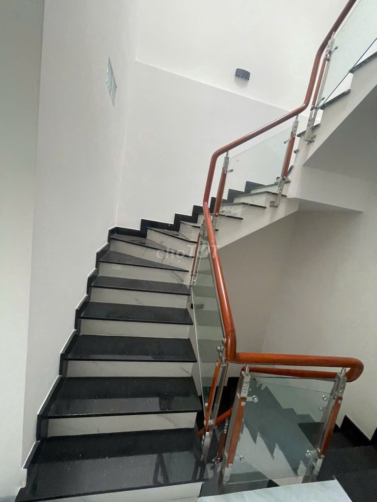Three floors in front of Hồng Bàng, beautiful new building, four meters x 18 meters, three bedrooms, three toilets.