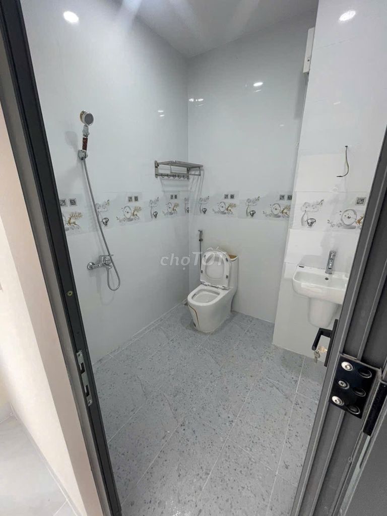 Three floors in front of Hồng Bàng, beautiful new building, four meters x 18 meters, three bedrooms, three toilets.