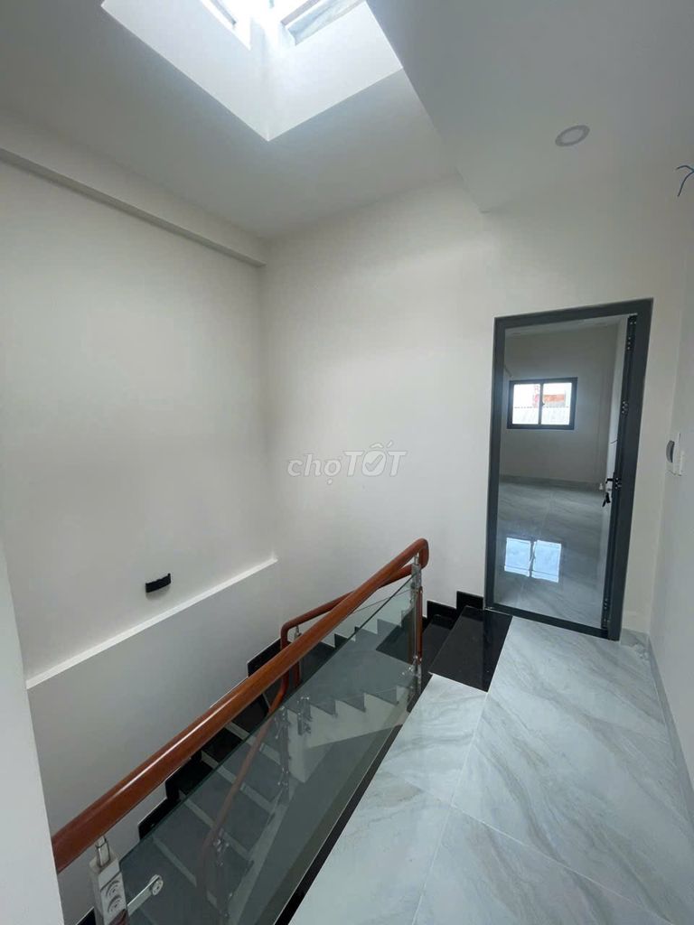 Three floors in front of Hồng Bàng, beautiful new building, four meters x 18 meters, three bedrooms, three toilets.
