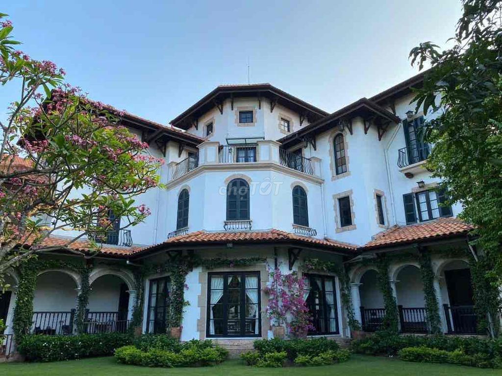Rent the Thảo Điền garden house area 2.100 M2 districts.