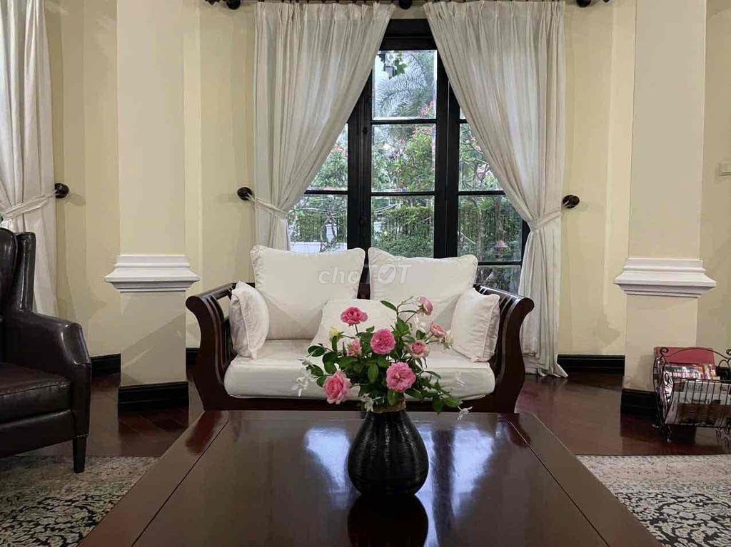 Rent the Thảo Điền garden house area 2.100 M2 districts.