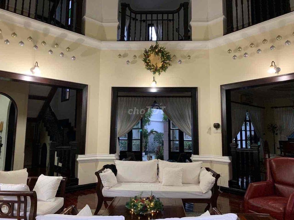 Rent the Thảo Điền garden house area 2.100 M2 districts.